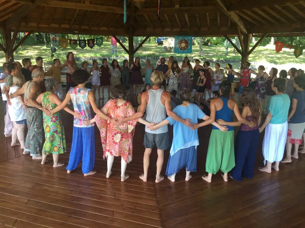 Camp d'été des Danses de la Paix Universelle - du 30 juin au 08 juillet 2023 2 Danses de la Paix Universelle Sainte Camelle 1 web